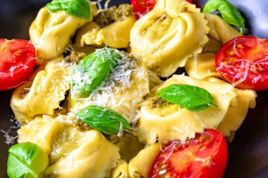 rustik ıspanak tortellini peynir ve kokteyl kokteyl domates ile