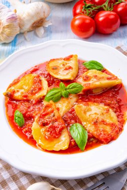 Lezzetli makarna - domates sosu ve fesleğen ile mantı