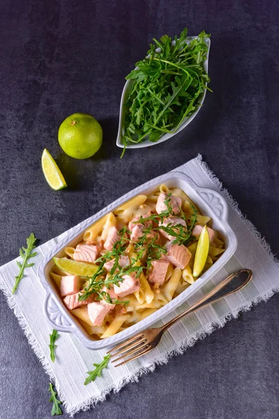 Penne Makarna Roka Ile Somon — Stok fotoğraf