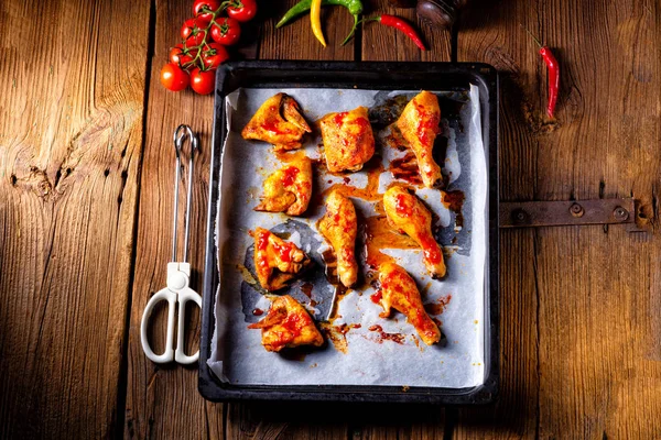 Rustikale Chicken Wings Und Beine Auf Backblech — Stockfoto