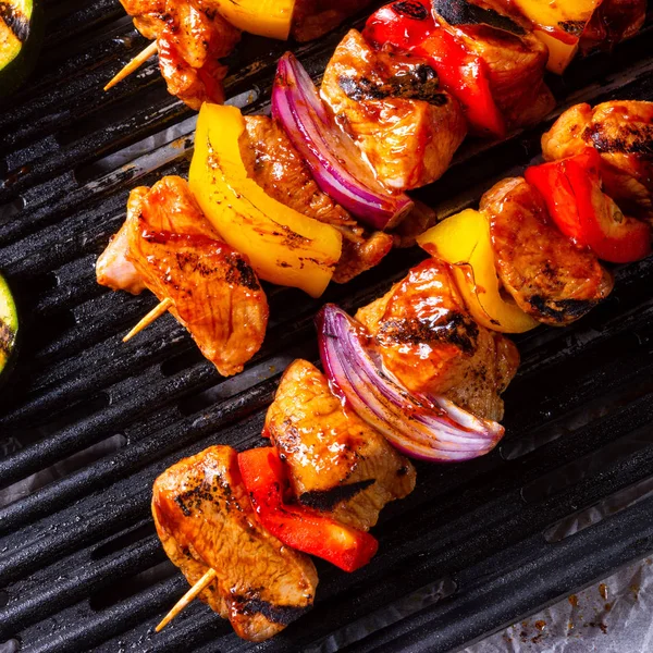 Rustykalne Shish Kebab Szaszłyk Szynka Marynowane Mięso Papryka Red Onion — Zdjęcie stockowe