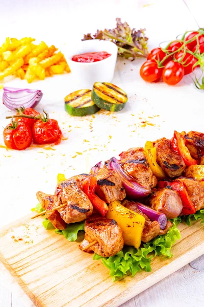 Sabrosos Coloridos Pinchos Carne Con Pimientos Cebollas — Foto de Stock