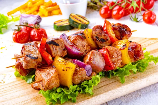 Mięso Smaczne Kolorowe Szaszłyki Papryką Cebulą — Zdjęcie stockowe