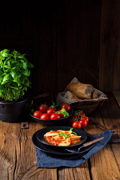 Rustykalne Delicious Makaron Ravioli Sosem Pomidorowym Bazylią — Zdjęcie stockowe