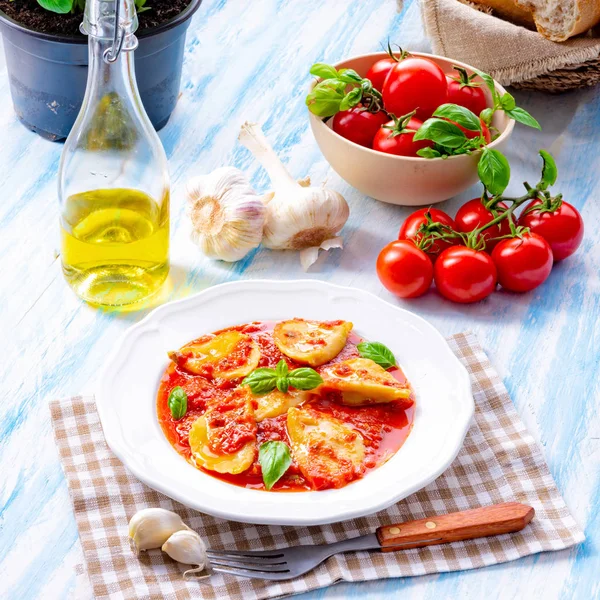 おいしいパスタのトマトソースとバジルのラビオリ — ストック写真