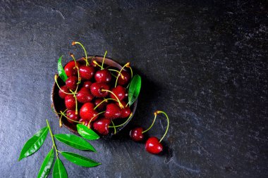 Taze kiraz ahşap bir kapta aldı