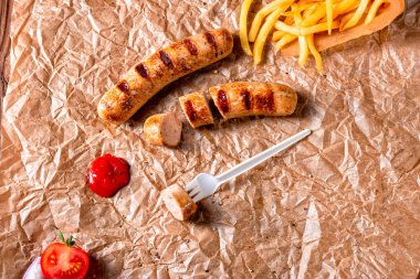 rustik sosisleri pommes ve sıcak ketçap ile