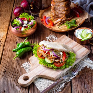Çıtır Pide ızgara gyros etli. Çeşitli sebze ve sarımsak sosu