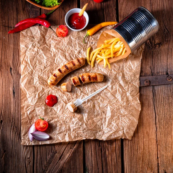 Bratwurst Rústico Com Pommes Ketchup Quente — Fotografia de Stock