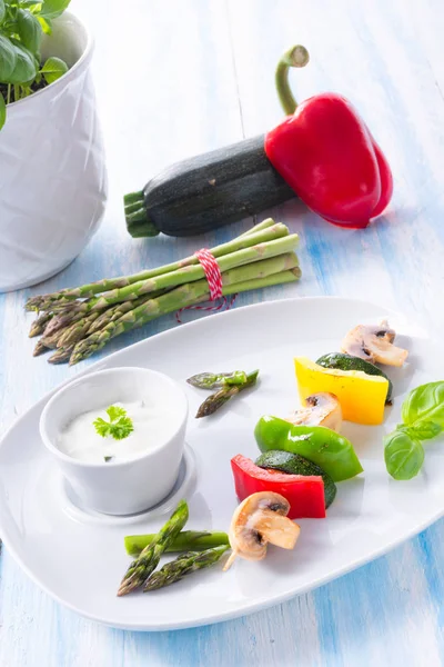 Shashlik Aux Légumes Avec Sauce Ail Dans Une Assiette Blanche — Photo