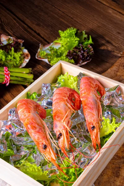 Gambas Rojas Argentinas Cocidas Con Ensalada Sobre Hielo — Foto de Stock