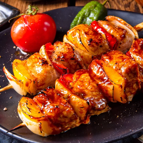 soğan ve kırmızı biber ile orijinal Macar Kebab