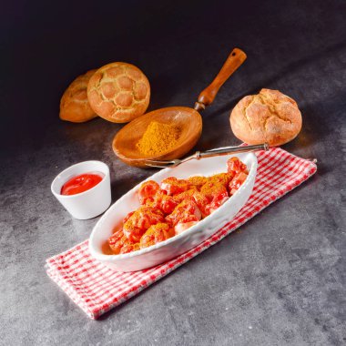 Lezzetli köri soslu geleneksel currywurst tabak