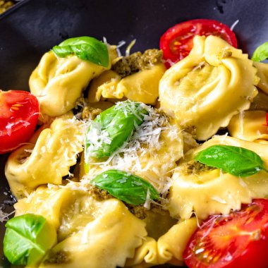 Rustik ıspanak tortellini peynir ve kokteyl domates ile görünümü Kapat