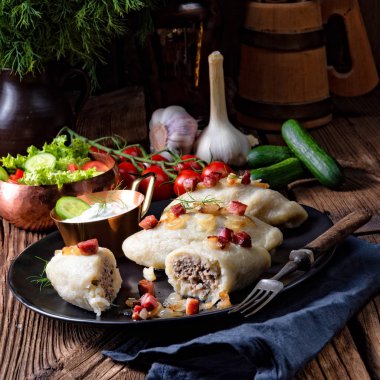 Ev yapımı rustik Cepelinai özel Litvanya ve Polonya mutfağı