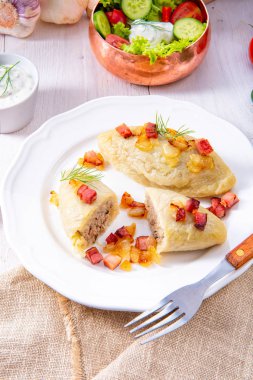 Ev yapımı rustik Cepelinai özel Litvanya ve Polonya mutfağı