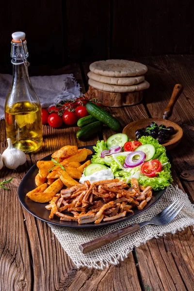 Rustikaler Gyros Teller Mit Grünem Salat Und Kartoffelkeilen — Stockfoto