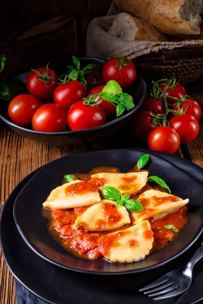 Hausgemachte Ravioli Tomatensauce Mit Basilikum — Stockfoto