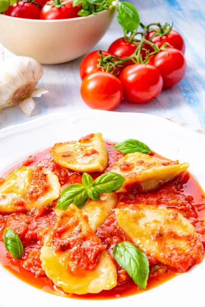 Hausgemachte Ravioli Tomatensauce Mit Basilikum — Stockfoto