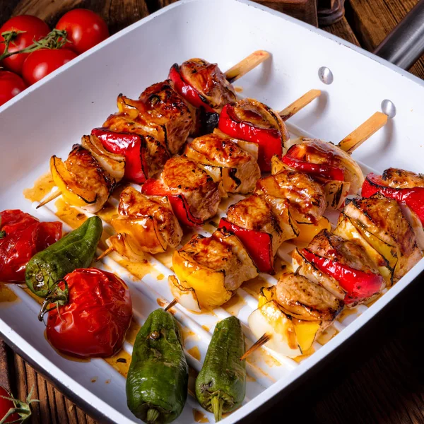 soğan ve kırmızı biber beyaz tabak içinde orijinal Macar Kebab