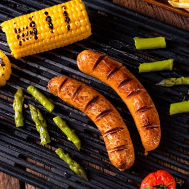 ızgara krakauer sosis ızgara sebze ile devam eder.