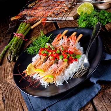 ızgara kırmızı Arjantinli karides pirinç kırmızı salsa ve yeşil kuşkonmaz ile