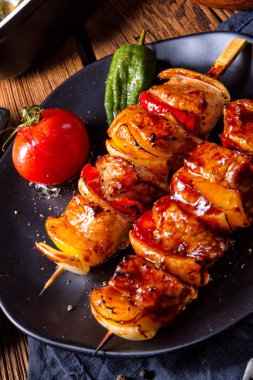 Soğan ve kırmızı biber ile orijinal Macar şaşlık görünümü Kapat