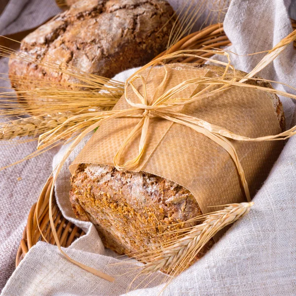 酵母新鲜自制全麦黑麦面包 — 图库照片