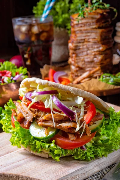 Izgara döner et, çeşitli sebze ve sarımsak soslu çıtır Pide