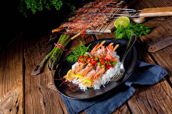 Camarones Argentinos Rojos Parrilla Sobre Arroz Con Salsa Roja Espárragos — Foto de Stock