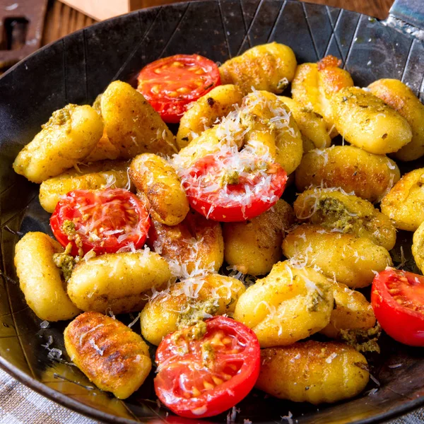 Gnocchi Görünümü Kapat Pişmiş Yeşil Pesto Kiraz Domates Parmesan Ile — Stok fotoğraf