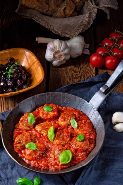 Rustik mini köfte Baked Fesleğenli domates soslu