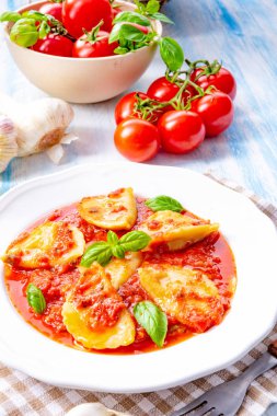 Fesleğenli domates soslu taze Mantı hizmet