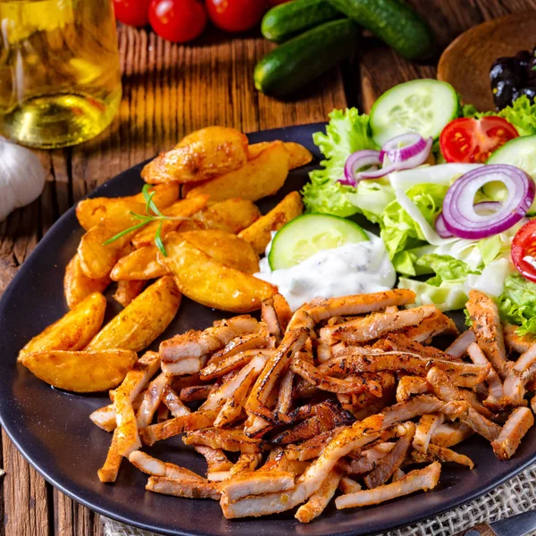 Friss Gyros Tál Zöld Saláta Olajbogyó Burgonya Ékek — Stock Fotó