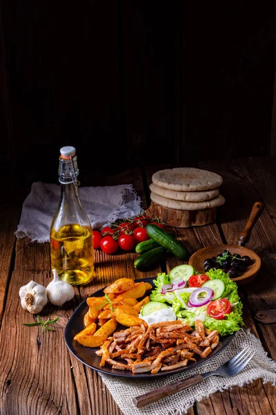 Frischer Gyros Teller Mit Grünem Salat Oliven Und Kartoffelkeilen — Stockfoto