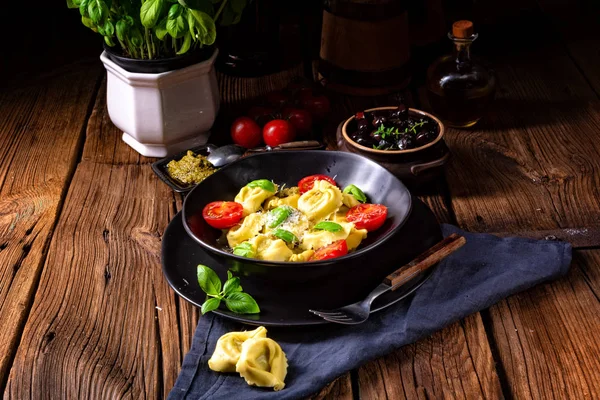 Tortellini Mit Frischem Spinat Und Käse Und Cocktailtomaten — Stockfoto