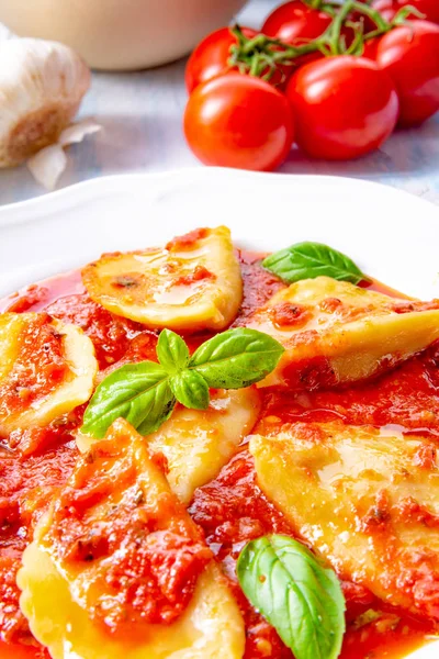 Ravioli Tomatensauce Mit Basilikum — Stockfoto