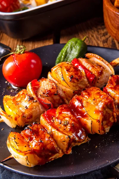 Soğan ve kırmızı biber ile orijinal Macar şaşlık görünümü Kapat