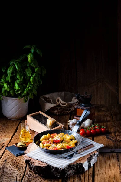 Gnocchi Gebacken Mit Grünem Pesto Kirschtomaten Und Parmesan — Stockfoto