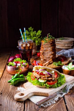 Çıtır Pide ızgara et, çeşitli sebze ve Doğrama Kurulu üzerinde sarımsak sosu ile