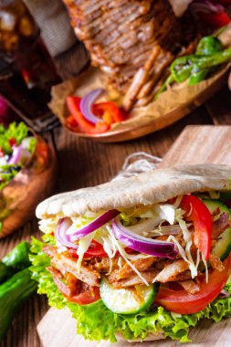 Çıtır Pide ızgara et, çeşitli sebze ve Doğrama Kurulu üzerinde sarımsak sosu ile