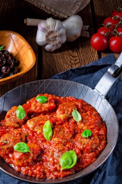 Tavada Fesleğenli domates sosunda pişmiş rustik mini köfte