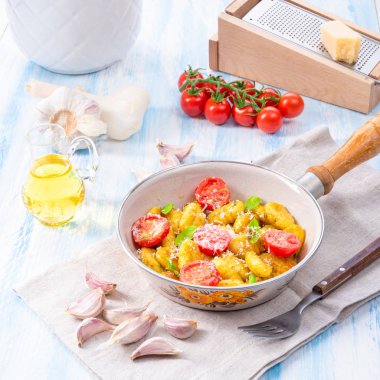 Gnocchi yeşil pesto, kiraz domates ve parmesan kase pişmiş