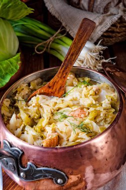 tavada pastırma küpleri ile pişmiş taze lahana