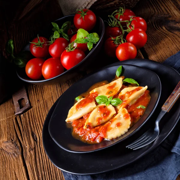 Ravioli Tomatensauce Mit Basilikum Auf Teller — Stockfoto