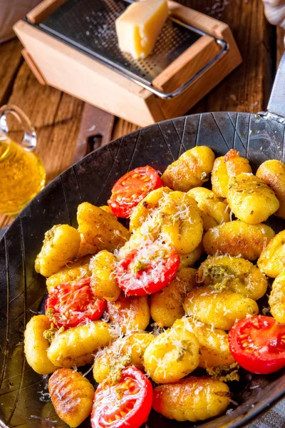 Gnocchi Yeşil Pesto Kiraz Domates Parmesan Ile Tavada Pişmiş — Stok fotoğraf