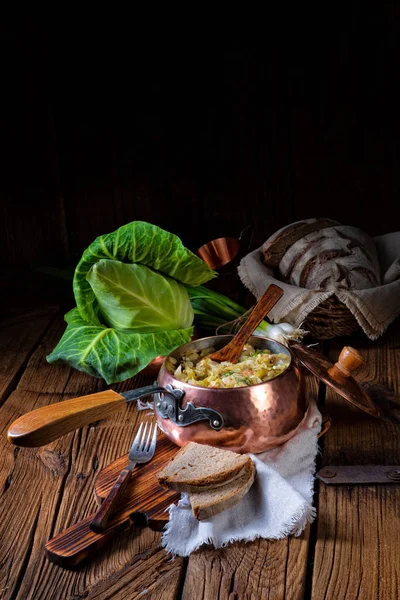 フライパンでベーコン キューブで調理した新鮮なキャベツ — ストック写真