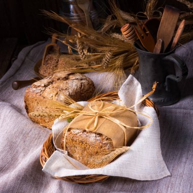 lezzetli ev yapımı kepekli çavdar ekmeği Maya ahşap sepeti üzerinden