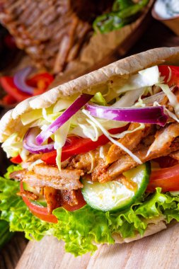 Çıtır Pide ızgara et, çeşitli sebze ve sarımsak sosu ile