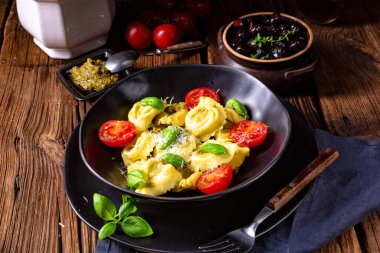 rustik ıspanak tortellini peynir ve plaka kokteyl domates ile